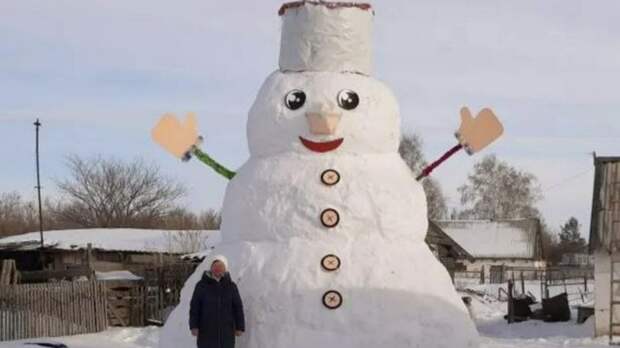 Семья на Алтае слепила во дворе гигантского пятиметрового снеговика