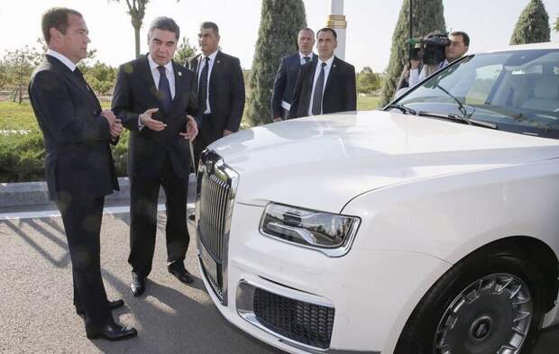 А одним из первых зарубежных покупателей стал президент Туркменистана Гурбангулы Бердымухамедов. Себе он, разумеется, приобрел авто в любимом белоснежном цвете