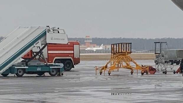 Пассажирский самолет SSJ-100 приземлился в "Домодедово" на недостроенной полосе