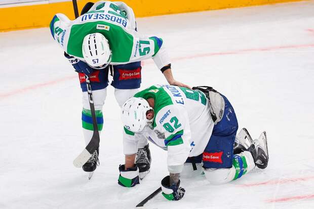 Хоккеист «Салавата Юлаева» Кузнецов покинул лед на носилках в матче плей-офф КХЛ