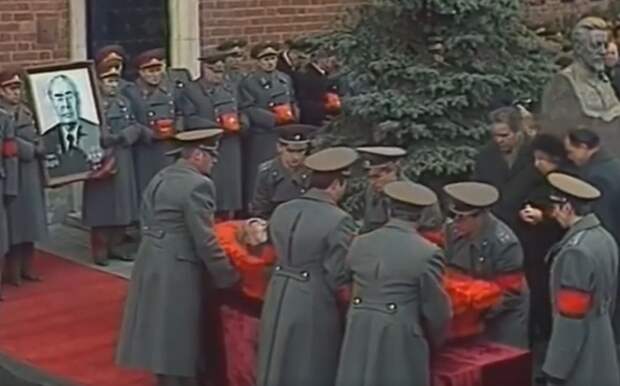 «Гроб уронили»: что вызвало смех у наблюдавших за церемонией похорон Брежнева