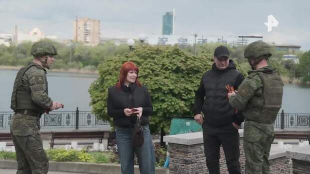 Военные провели акцию "Георгиевская ленточка" в центре Донецка