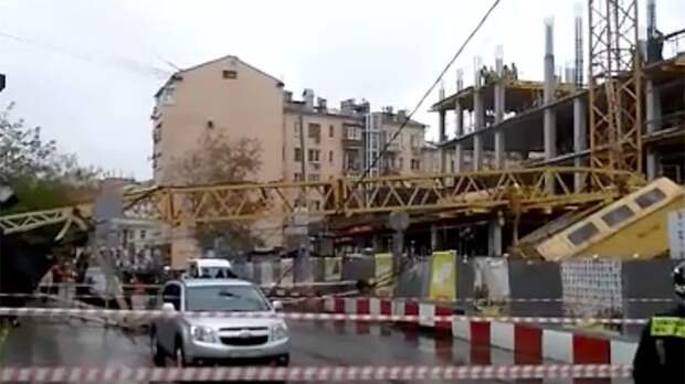 Очевидец падения крана в центре Москвы: "Что меня спасло, не знаю"