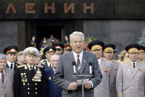 Президент России Б.Ельцин у мавзолея В.И.Ленина 9 мая 1995 года.