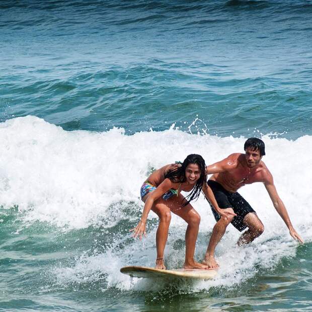 Пара из Бразилии выполняет невероятные акробатические трюки на гребне волны