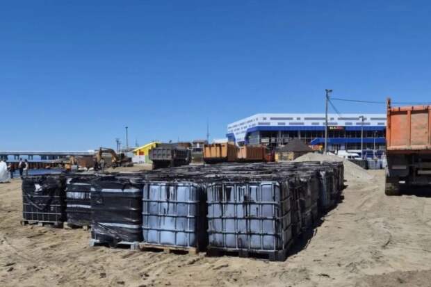 В Туапсе убрали 2,5 тысячи кубометров следов нефти после атаки БПЛА