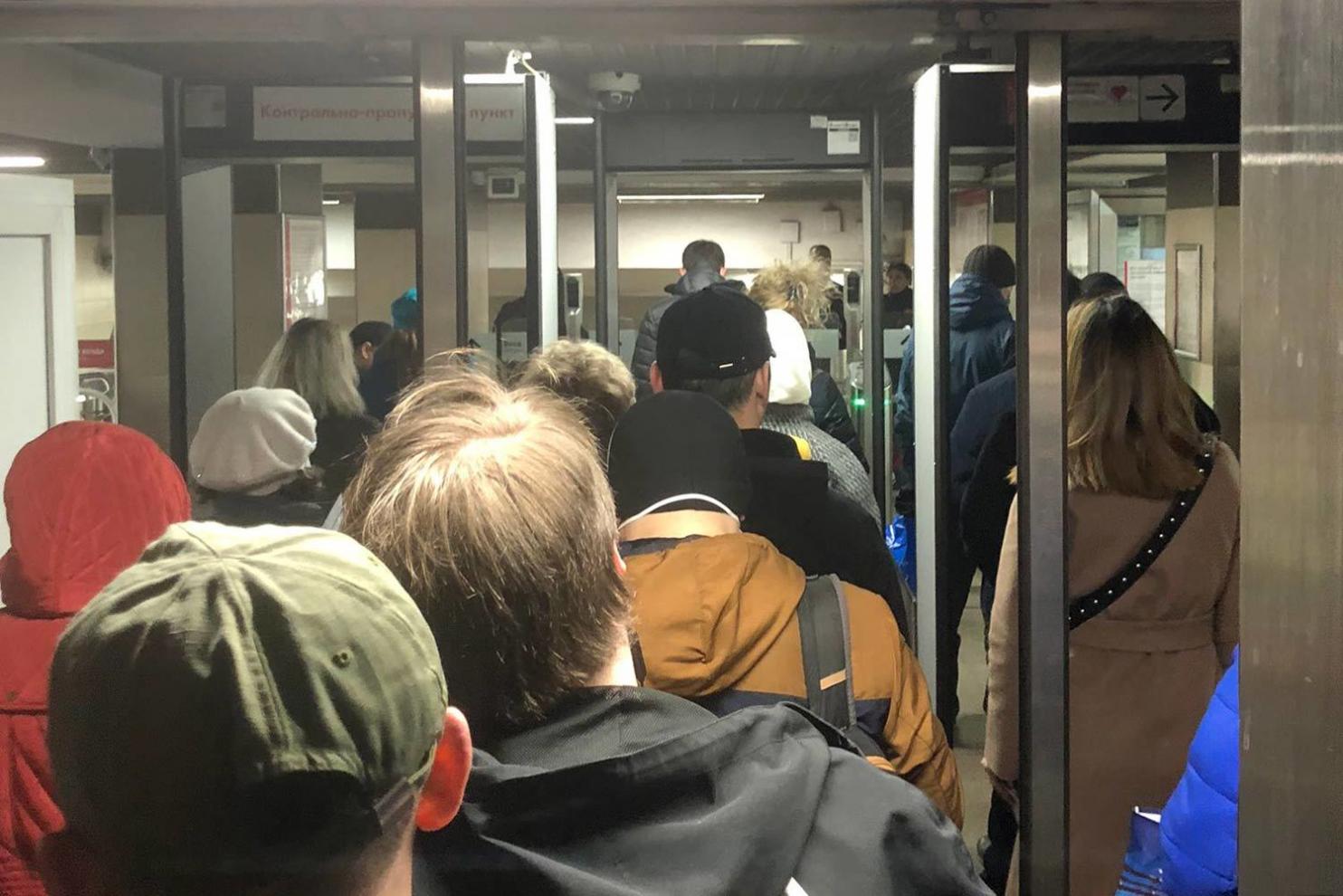 В московском метро образовались очереди из-за проверки пропусков