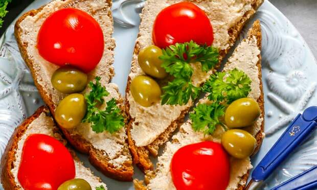 Бесподобные бутерброды с икрой трески, черри и оливками