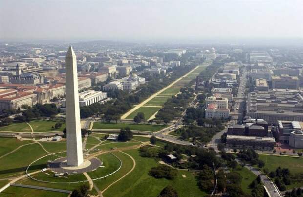 Монумент Вашингтона, расположенный на одном из концов Национальной аллеи.