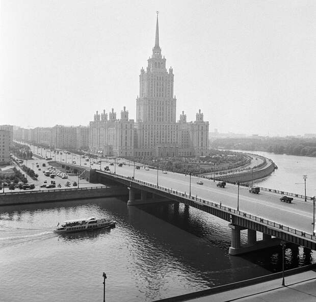 Вид на Новоарбатский мост и гостиницу «Украина». 1963 год