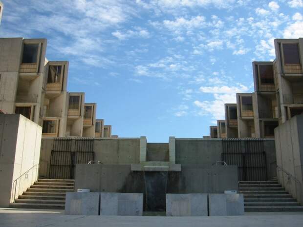 Монументальность и симметричность присущи всему архитектурному ансамблю Salk Institute for Biological Studies (Калифорния, США). | Фото: designdeluxegroup.com.