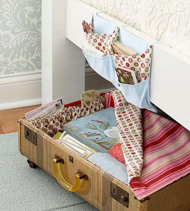 Если приделать к чемодану колёсики, его будет удобно выкатывать из-под кровати