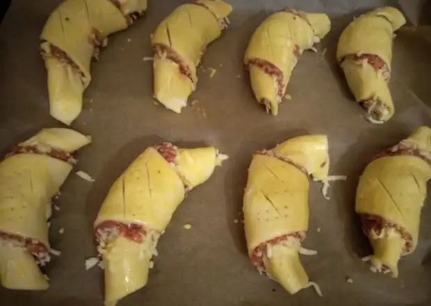 Рогалики с мясным фаршем и моцареллой