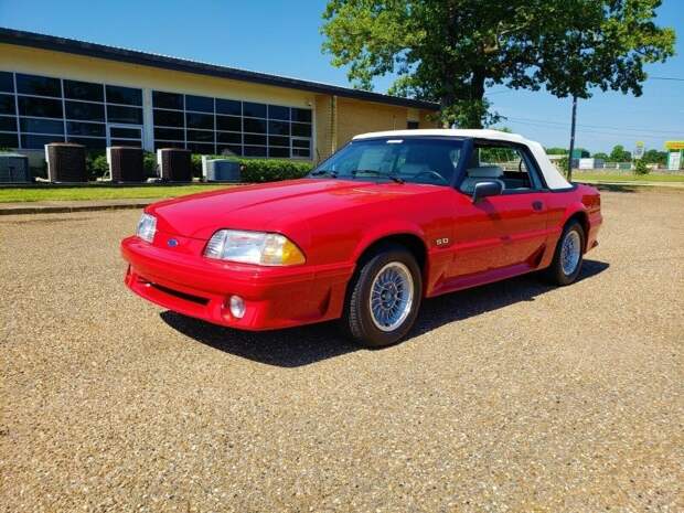 30-летний кабриолет Ford Mustang продают по цене нового автомобиля