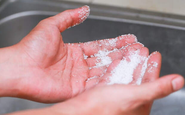 Соль помогает избавить руки от запаха лука и чеснока. /Фото: smartlifetricks.com