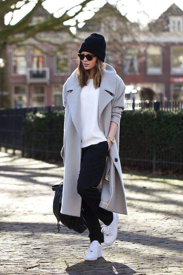 Девушка в белых кроссовках и сером пальто