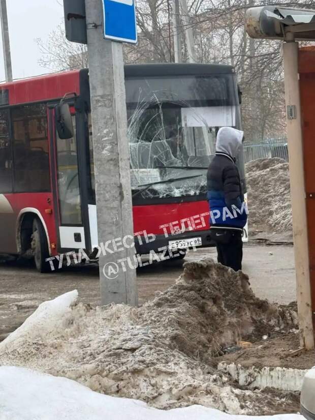В Туле на улице Плеханова столкнулись два автобуса, у одного разбито лобовое стекло