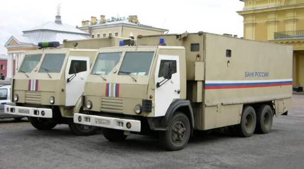 Грузовики КамАЗ-53212 Банка России на территории Петропавловской крепости перед Санкт-Петербургским монетным двором Гознака инкасатор, инкассаторский автомобилеь