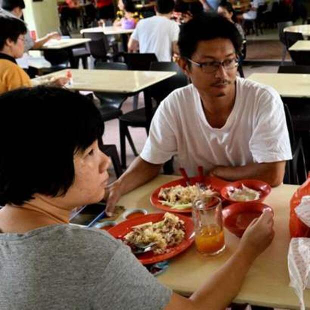 В сингапурских ресторанах и точках общепита можно бесплатно брать соус чили