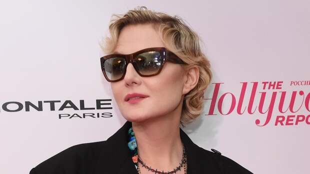 Актриса Рената Литвинова в мини-юбке и жакете опубликовала фото с отдыха в Ницце