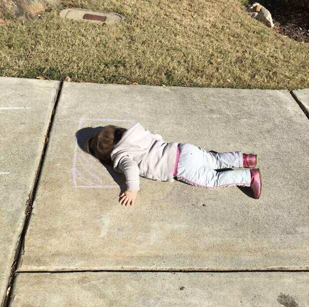 5. "Дочка решила прикорнуть на солнышке. Но сначала нарисовала себе мелом подушку"