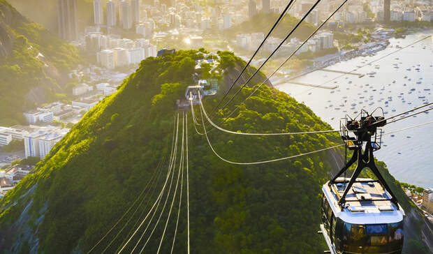 Бразилия Рио-де-Жанейро должен стоять в списке каждого путешественника, чуть ли не на первом месте. Бразилия поражает контрастом: город-космополит входит прямо в амазонские тропические леса, где разнообразие флоры и фауны большее, чем в любом другом месте планеты.