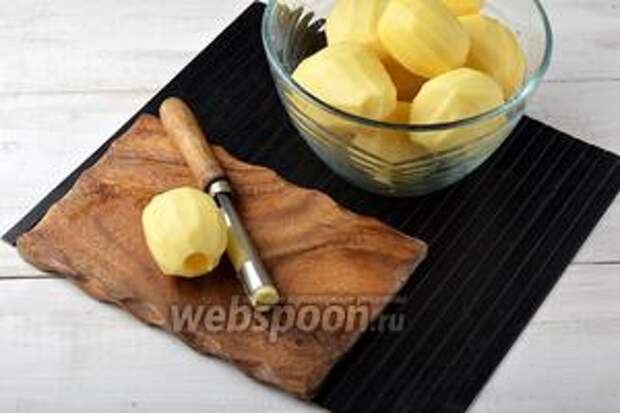 Картофель (600 г) очистить, промыть. С помощью специального приспособления вынуть у картофеля  серединку. Также серединку можно вырезать с помощью небольшого ножа.