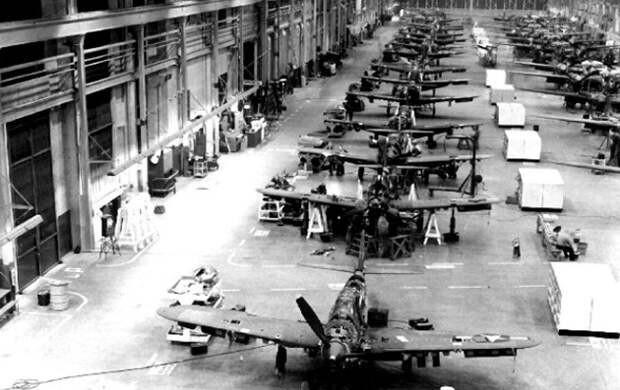 Цех завода в г. Буффало (США). Сборка самолетов P-39 "Airacobra", фото 1942 года.