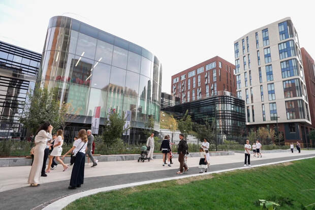 «Для нас это шок и удар» В Москве под конец учебного года закрывают одну из лучших частных школ. Что об этом известно?