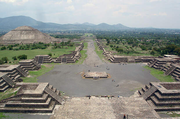 File:View from Pyramide de la luna.jpg