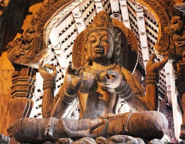 Будда. Деревянная скульптура. Храм истины в Паттайе, Таиланд. фото