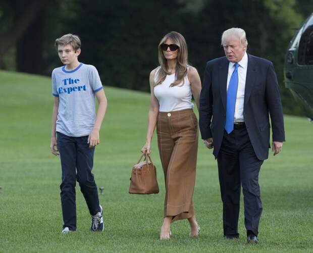 Бэррон Трамп с родителями Дональдом и Меланией Трамп