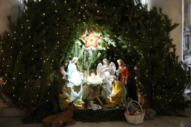 Рождественский бунт на Украине: тысячи людей в храмах и кутья со скидкой