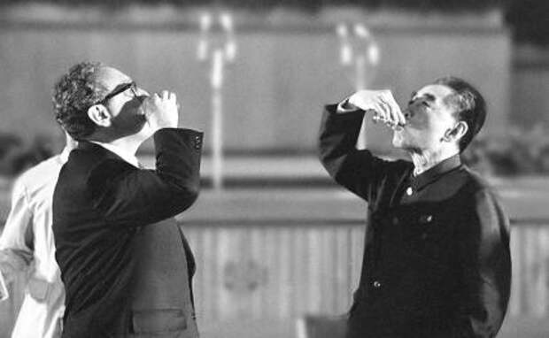 На фото: госсекретарь США Генри Киссинджер (слева) и премьер-министр Китая от народно-республиканской партии Чжоу-Эн-Лай после тоста на государственном банкете в Большом зале Пекина, 10 ноября 1973 года.