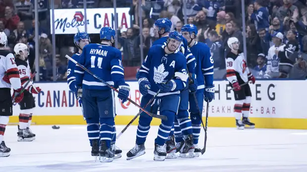 «Нью-Джерси» уступил «Торонто» в НХЛ, несмотря на результативную передачу Гусева