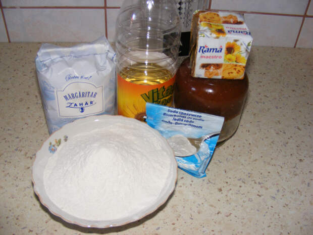 Маргарин мука вода. Простокиша яйца сахар маргарин разрыхлитель. Как приготовить для пирога обсыпку масло мука и сахар. Простокиша яйца сахар маргарин разрыхлитель с описанием.