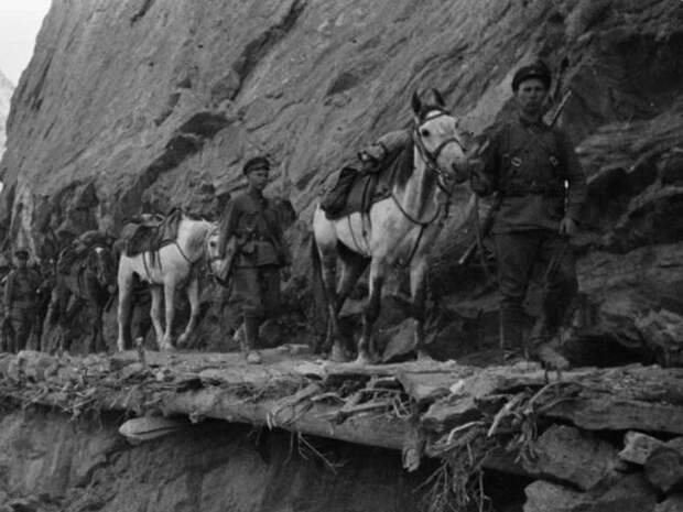 Советские пограничники на горной памирской тропе