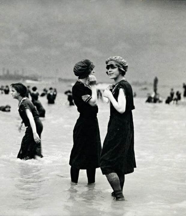 Две девушки на пляже в 1890 году. 