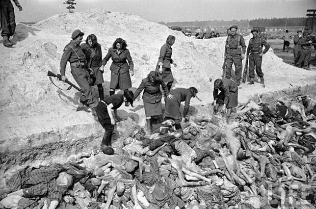 Солдаты-женщины из СС относят умерших заключенных у общую могилу. За ними присматривают солдаты британской дивизии.