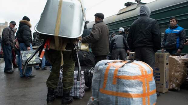 Выгоды - нет: трудовые мигранты начали покидать Россию