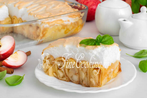 Нежные блинчики, ароматная и сочная яблочная начинка, воздушная меренга - по-настоящему праздничный десерт