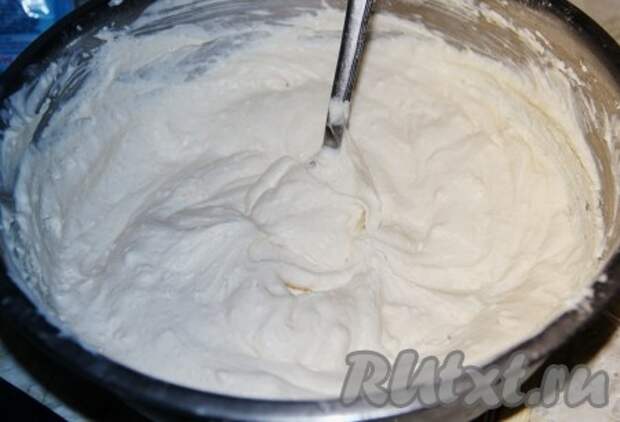 Приготовим крем. Для этого нужно смешать сливки и сметану, добавить сахар, закрепитель для сливок и хорошо взбить миксером до загустения крема. 