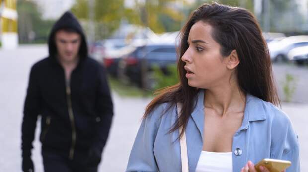 Я за тобой наблюдаю: как распознать сталкера и не поддаться страху