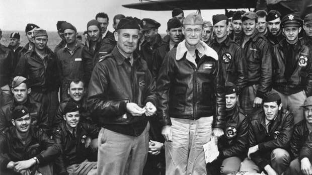 Джеймс Дулиттл (впереди, слева) с экипажами бомбардировщиков B-25. Общественное достояние