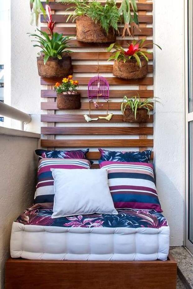 Уютная зона отдыха на маленьком балконе