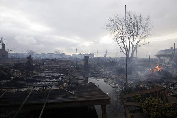 От 80 до 100 домов уничтожены сильным пожаром в районе Куинс в Нью-Йорке