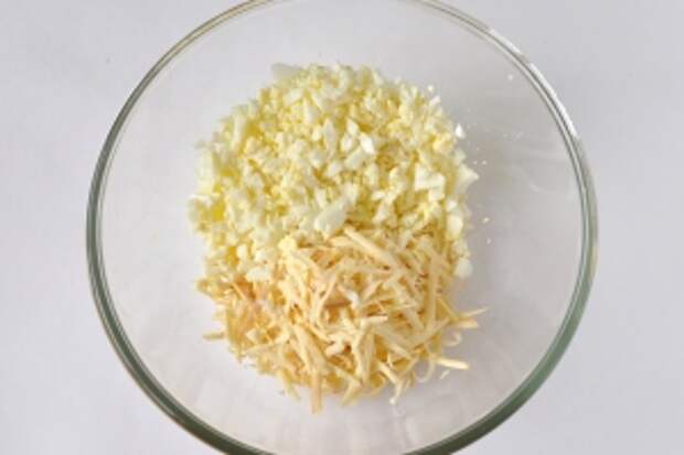 Для начинки отварить яйца и мелко нарезать, сыр натереть на тёрке.