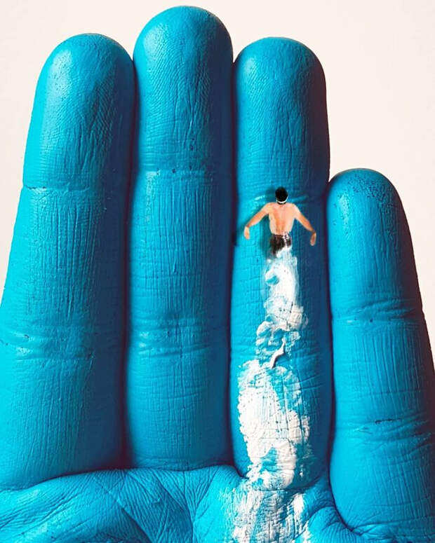 Художница использует свои руки в качестве холста