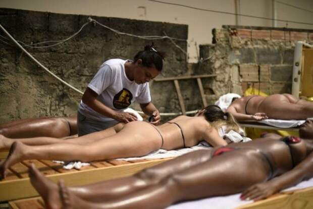 Бразильское ноу-хау: бикини из изоленты для загара