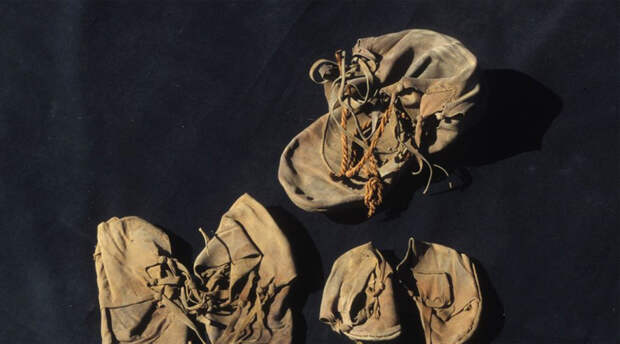 Странная обувь Найденная археологами обувь в Луксоре сразу стала предметом долгих научных баталий. Во-первых, сделана она из дорогой кожи животных, не встречавшихся на территории Египта — то есть, владельцами были состоятельные иностранцы. Во-вторых, семь пар ботинок (а внешне обувь и в самом деле напоминает современные мужские туфли) зачем-то были тщательно упакованы в глиняную банку.